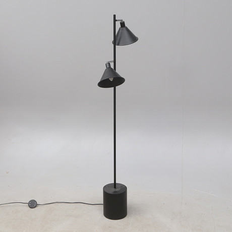 GOLVLAMPA, metall, Mio, modern. på auktion hos Kalmar Auktionsverk