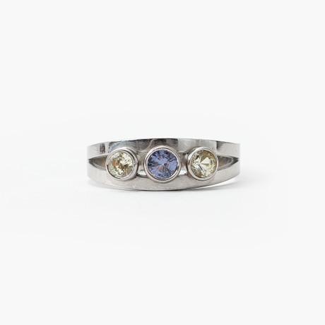 RING, 18k vitguld, lila spinell och gula safirer, vikt ca 8,8 gram, Lennart Holmström, Göteborg, 1970. på auktion hos Göteborgs Auktionsverk