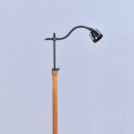 GOLVLAMPA, björk/bemålad björk, 1920/30-tal. på auktion hos Halmstads Auktionskammare