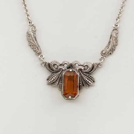 COLLIER I SILVER MED BÄRNSTENSFÄRGAD STEN. på auktion hos Auktionskammaren Sydost Kalmar