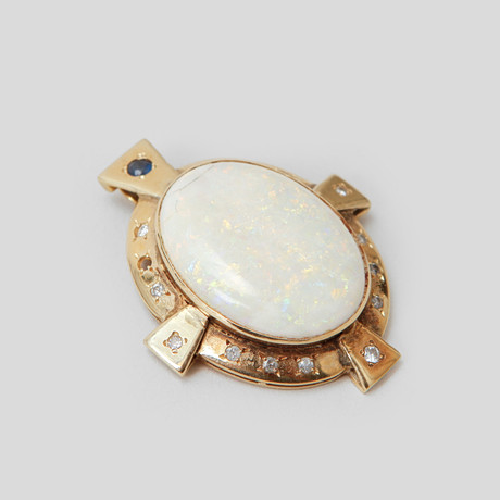HÄNGE, 14k guld, cabochonslipad opal, safir samt diamanter, vikt ca 16 gram. på auktion hos Göteborgs Auktionsverk