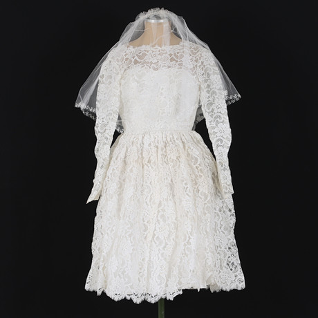 BRÖLLOPSKLÄNNING, stl 38, med spets. 1900-talets mitt. på auktion hos Stadsauktion Sundsvall