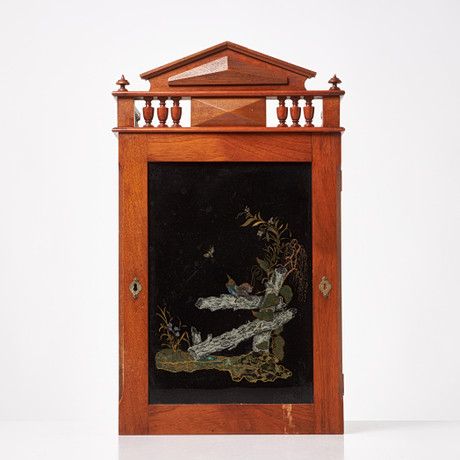 HÄNGSKÅP, Bemålat glas, stomme i valnöt, kinesiserande stil, 1900-tal. på auktion hos Stockholms Auktionsverk Sickla