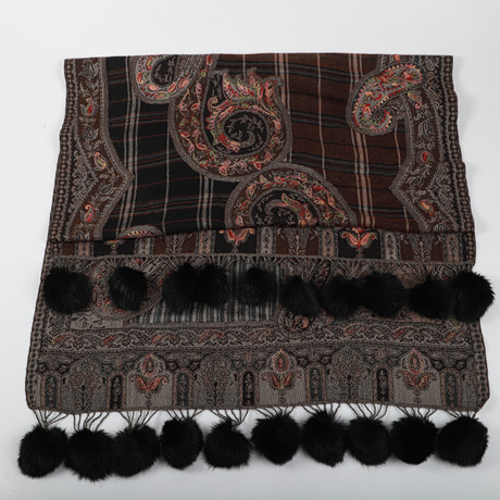 SJAL, textil med pälsbollar, 2000-tal. på auktion hos Helsingborgs Auktionskammare