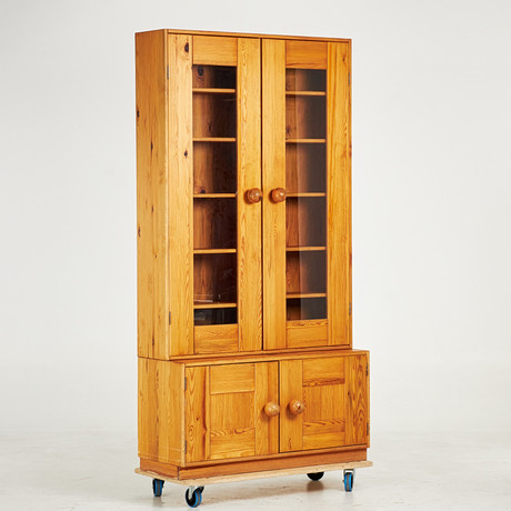VITRINSKÅP, 2-delat, Sven Larsson möbelshop, Malmö, furu, 1900-talets andra hälft. på auktion hos Stockholms Auktionsverk Sickla
