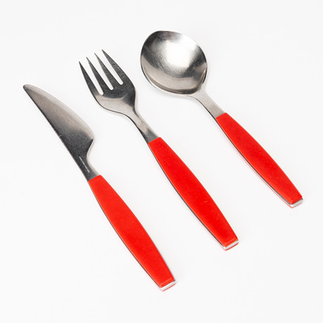 HENNING KOPPEL. Bestick, 22 delar, "Strata", stål, röd plast, Georg Jensen. på auktion hos Auktionshuset Kolonn