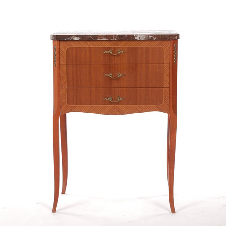 BYRÅ, 3-lådig med marmorskiva, rokokostil, 1900-talets andra hälft. på auktion hos Auktionsfirma Kenneth Svensson i Kalmar