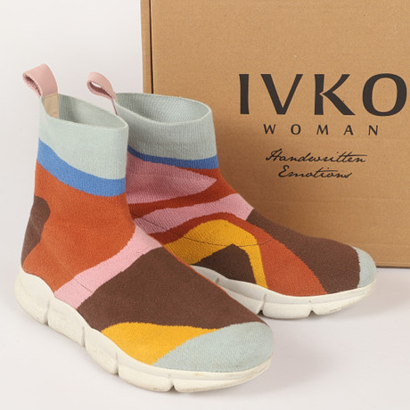 SKOR, mönstrade, textil med skinndetaljer, Ivko Woman. på auktion hos Helsingborgs Auktionskammare