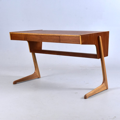 BENGT RUDA. skrivbord, teakfaner och ek, "Scribo", Ikea, 1960-tal. på auktion hos Halmstads Auktionskammare