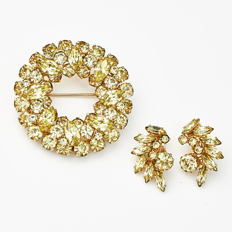 GUSTAVE SHERMAN, brosch, cirkelformad, clips, 1 par, skimrande fasetterade gula kristaller, 1950/1960-tal. på auktion hos Stockholms Auktionsverk Magasin 5