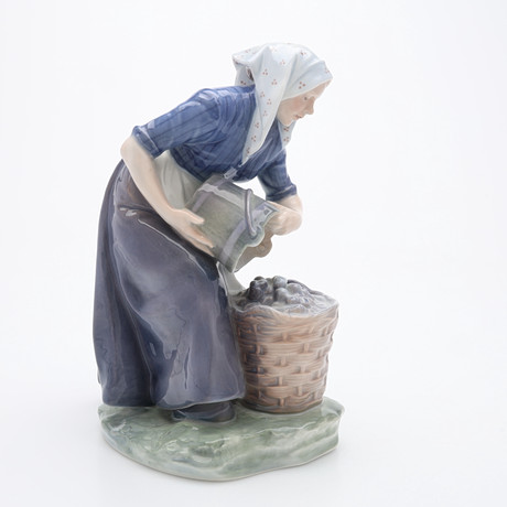 FIGUR, OSTRONPLOCKERSKA, ROYAL COPENHAGEN. på auktion hos Crafoord Auktioner Lund