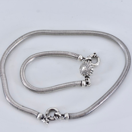 COLLIER SAMT ARMBAND, 2 delar, sterlingsilver. på auktion hos Halmstads Auktionskammare