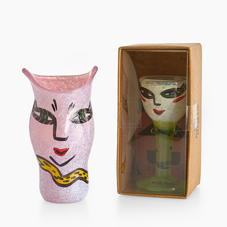 ULRICA HYDMAN VALLIEN. Miniatyrer, 2 st, "Open Minds", Kosta Boda, konstglas. på auktion hos Crafoord Auktioner Stockholm