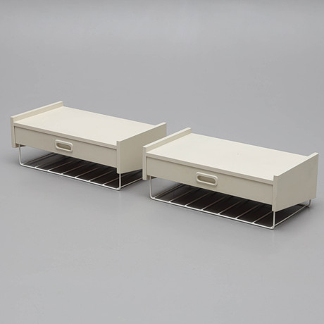 SÄNGBORD, ett par, string modell, 1950/60-tal. på auktion hos Auktionsmagasinet Vänersborg