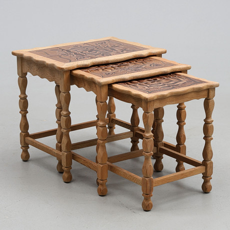 DANSK DESIGN. Ett set om tre satsbord i massiv ek, Kjærnulf-stil, dansk möbelproducent, 1960/70-tal. på auktion hos Gomér & Andersson Jönköping