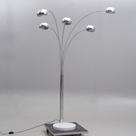Golvlampa, Qvist & Co, "typ 1009-5" kromade stålrör med marmorfot, 1900-talets slut. på auktion hos Auktionshuset Thelin & Johansson