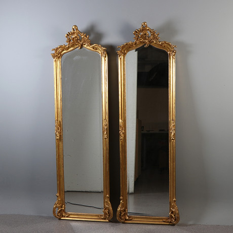 PARSPEGLAR, TVÅ ST. Bronserat trä och pastellage, fasettslipat spegelglas. Rokokostil, 1900-talets andra hälft på auktion hos Skånes Auktionsverk