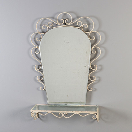 SPEGEL MED HYLLA. Swedish Modern, 1940/50-tal. Vitmålat smide med fasettslipat glas och råglasskiva. på auktion hos Skånes Auktionsverk