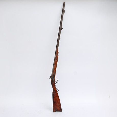SLAGLÅSGEVÄR, 1800-tal, betsad träkolv, detaljer av järn. på auktion hos Falun Auktionsbyrå
