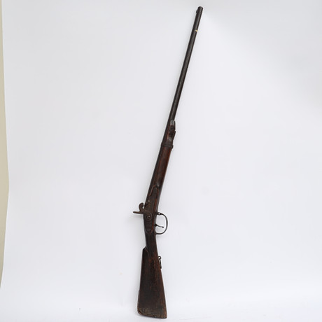 SLAGLÅSGEVÄR, 1800-tal, betsad delvis nätskuren kolv, detaljer av järn, otydligt stämplat. på auktion hos Falun Auktionsbyrå