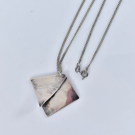 HÄNGE, med pärla, sterlingsilver Birgitta Sanitate Nykvarn 1991. på auktion hos Halmstads Auktionskammare
