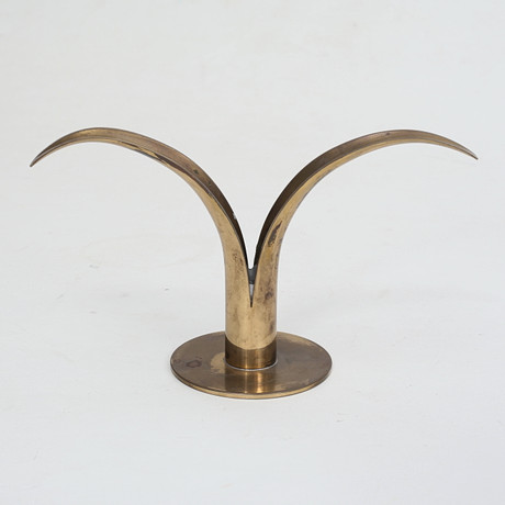 IVAR ÅLENIUS-BJÖRK. Ljusstake "Liljan", mässing. Ystad-Metall. 1900-talets andra hälft. på auktion hos Auktionshuset Thelin & Johansson