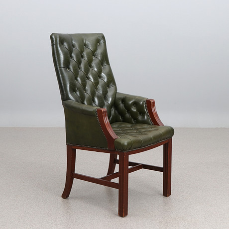 KARMSTOL. Mahogny, klädsel i grönt skinn. England, 1900-tal. på auktion hos Skånes Auktionsverk
