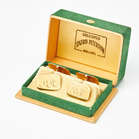 MANSCHETTKNAPPAR, 1 par, 18 k guld, oktagonala manschettbrickor med graverade initialer, Segir AB, Köping 1952 på auktion hos Stockholms Auktionsverk Magasin 5