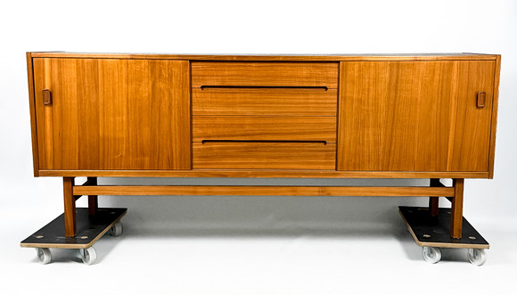 NILS JONSSON. SIDEBOARD, "Arild", teak, Hugo Troeds Industrier, Bjärnum, 1960-tal. på auktion hos Auktionshuset STO Bohuslän