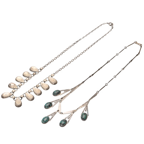 COLLIER, 2 st, silver, cabochonslipade stenar, 1950/60-tal. på auktion hos Auktionsmagasinet Vänersborg