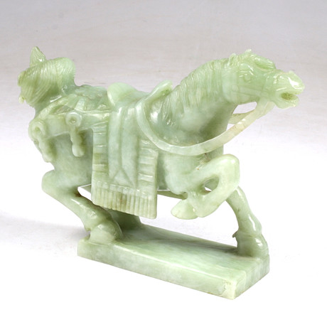 SKULPTUR, Häst, jade/nefrit, Kina, 1900-tal. på auktion hos Stadsauktion Sundsvall