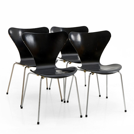 ARNE JACOBSEN. Stolar, 4 stycken, "Sjuan", Fritz Hansen, 1900-talets andra hälft. på auktion hos Crafoord Auktioner Stockholm