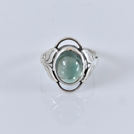 RING, med grön månsten, silver. på auktion hos Halmstads Auktionskammare