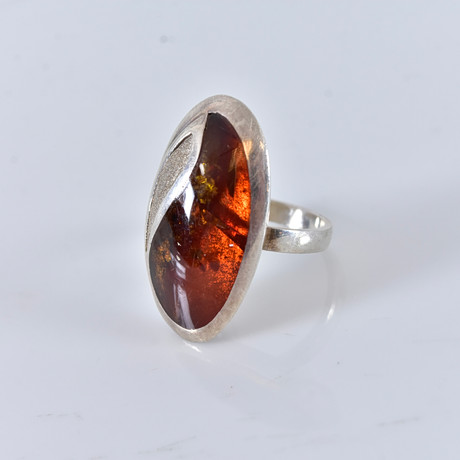 RING, med bärnsten, sterlingsilver. på auktion hos Halmstads Auktionskammare