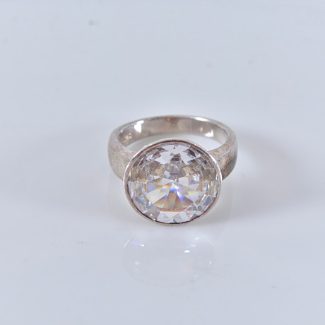 RING, med vit sten, sterlingsilver. på auktion hos Halmstads Auktionskammare