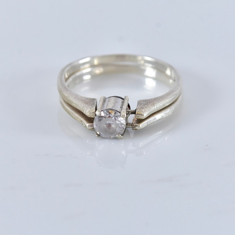 RING, med vit och röd sten, sterlingsilver. på auktion hos Halmstads Auktionskammare