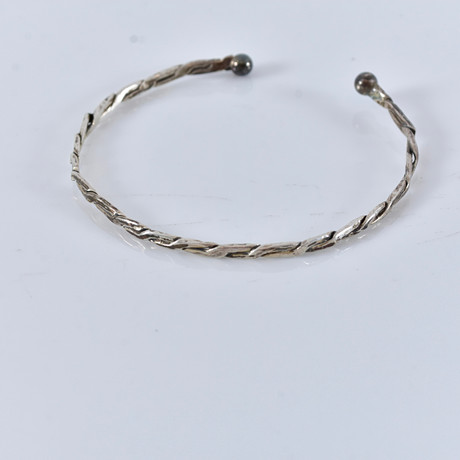 ARMRING, silver. på auktion hos Halmstads Auktionskammare