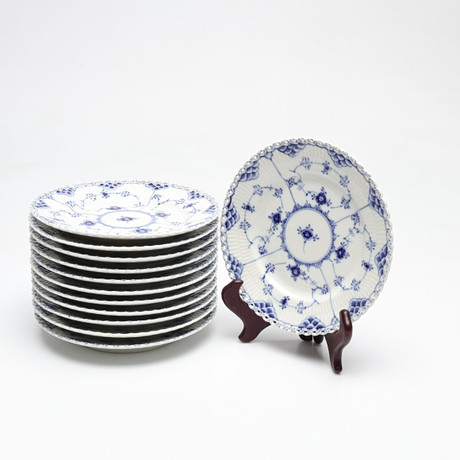 ASSIETTER, 12 stycken, "Musselmalet", Helblond, porslin, Royal Copenhagen, Danmark. på auktion hos Gomér & Andersson Linköping
