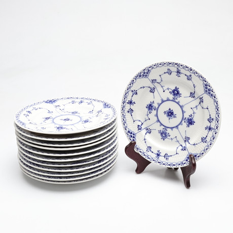ASSIETTER, 12 stycken, "Musselmalet", porslin, Royal Copenhagen, Danmark. på auktion hos Gomér & Andersson Linköping