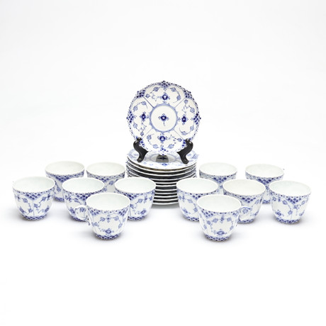 KAFFEKOPPAR MED FAT, PORSLIN, 12 DELAR, MODELL 1035, "MUSSELMALET", ROYAL COPENHAGEN, DANMARK. på auktion hos Gomér & Andersson Linköping