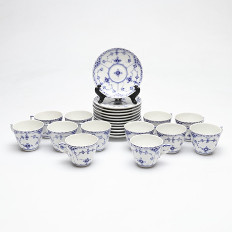 ROYAL COPENHAGEN. kaffeservisdelar, "Musselmalet", 12 dlr., porslin, Danmark, 1900-talets andra hälft, halvblo på auktion hos Gomér & Andersson Linköping