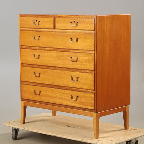 BYRÅ, 6-lådig, mahogny och bok, Swedish modern, 1940-tal. på auktion hos Helsingborgs Auktionskammare