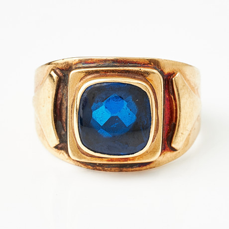 RING, 18 k guld, fasettslipat blått glas, Andréns Guldvaror, Köping 1964. på auktion hos Stockholms Auktionsverk Magasin 5