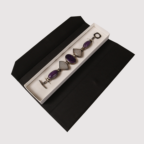 ARMBAND, silver, 925/1000. Ametister och annan sten. Totalvikt 56,5 gram. på auktion hos Limhamns Auktionsbyrå