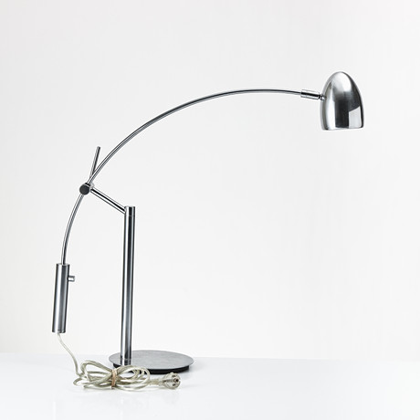 SEEDDESIGN, bordslampa, kromad metall. på auktion hos Stockholms Auktionsverk Magasin 5