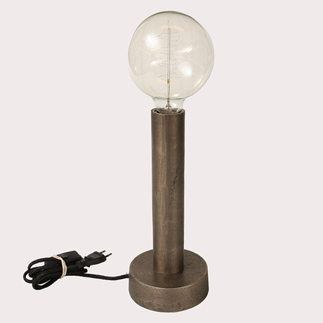 BORDSLAMPA MED METALLYTA. STOR GLÖDLAMPA. på auktion hos Limhamns Auktionsbyrå