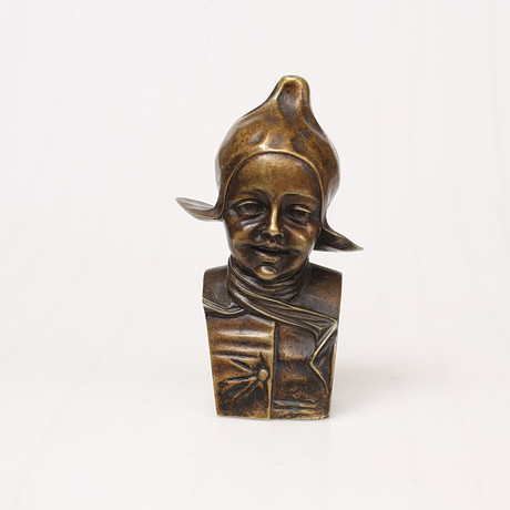 OIDENTIFIERAD KONSTNÄR. Skulptur, brons, Barn med huvudbonad, monogramsignerad AWA. på auktion hos Limhamns Auktionsbyrå