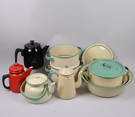 KOCKUMS EMALJ, kaffekannor mm, 1900-talets första hälft. på auktion hos Markus Auktioner