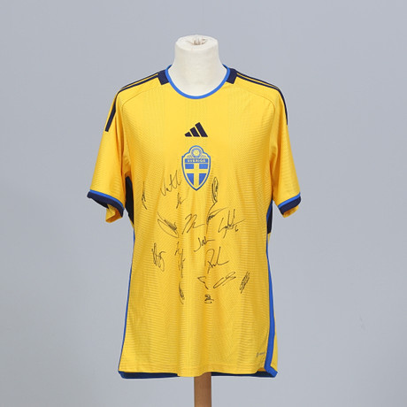 SUPPORTERTRÖJA, med autografer från delar av svenska herrlandslaget. Autografer av b.la. Viktor Gyökeres. 2023 på auktion hos Gomér & Andersson Linköping