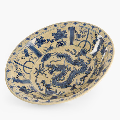 SKÅL, porslin, Kina, Mingstil, dekor av krackelerad glasyr, underglasyrblått och en drake i relief, 1900-talet på auktion hos Crafoord Auktioner Stockholm